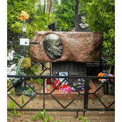 Помнік на магіле паэта