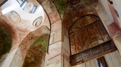 Арачныя аконныя праёмы знутры царквы