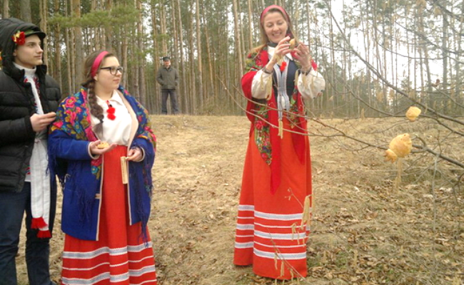 Моладзь астаўляе на галінках некалькі печаных птушак-галушак, каб было чым птушкам падсілкавацца з дальняй дарогі.